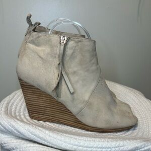 ✨5 for $25✨ Dolce vita suede peep toe wedges